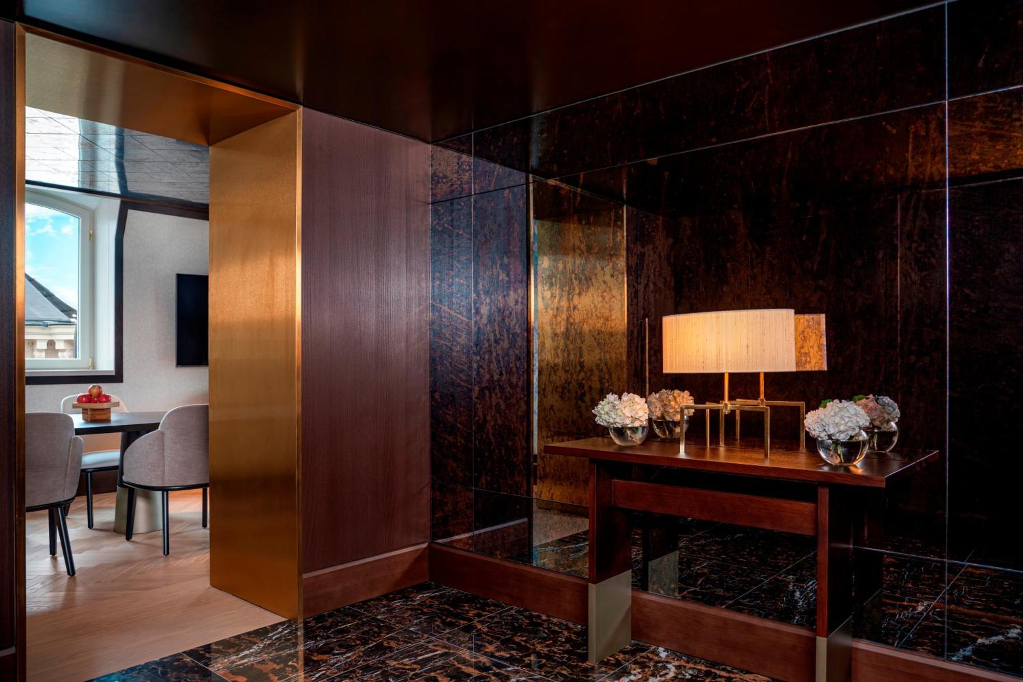فندق Almanac Palais فيينا المظهر الخارجي الصورة The interior of a suite at the Mandarin Oriental, Munich