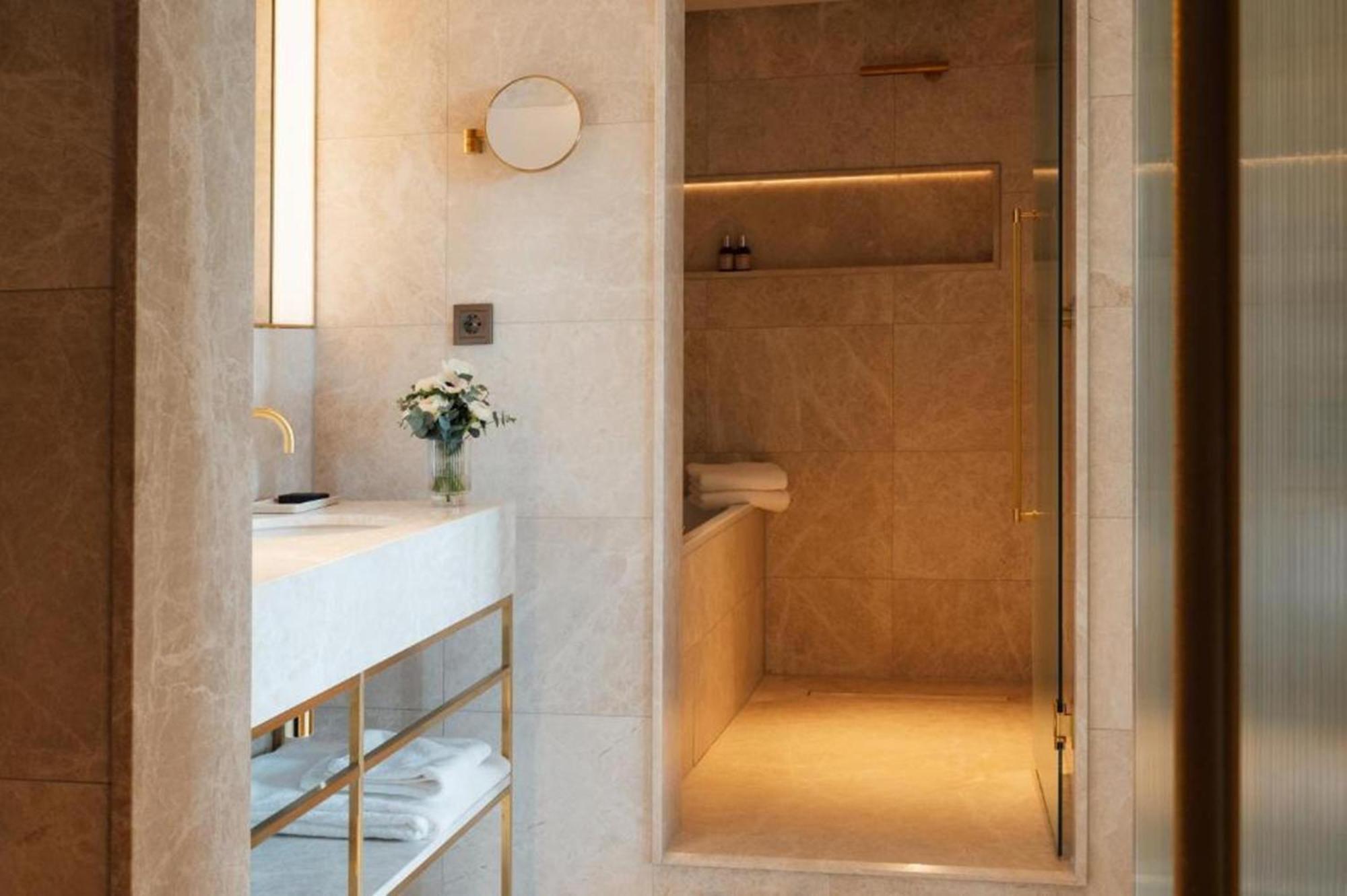 فندق Almanac Palais فيينا المظهر الخارجي الصورة A shower cubicle