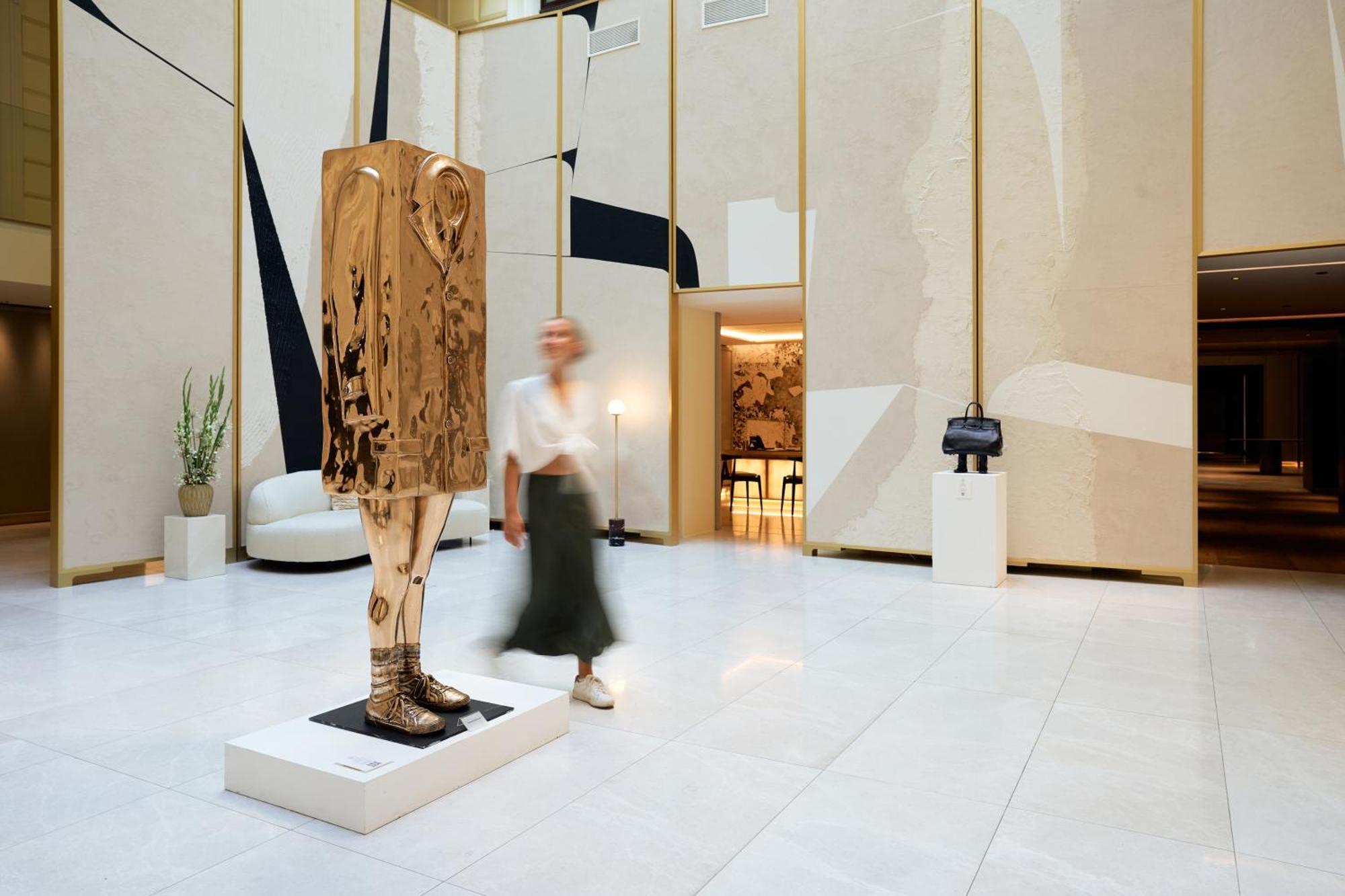 فندق Almanac Palais فيينا المظهر الخارجي الصورة The sculpture in the lobby of the Four Seasons Hotel, London