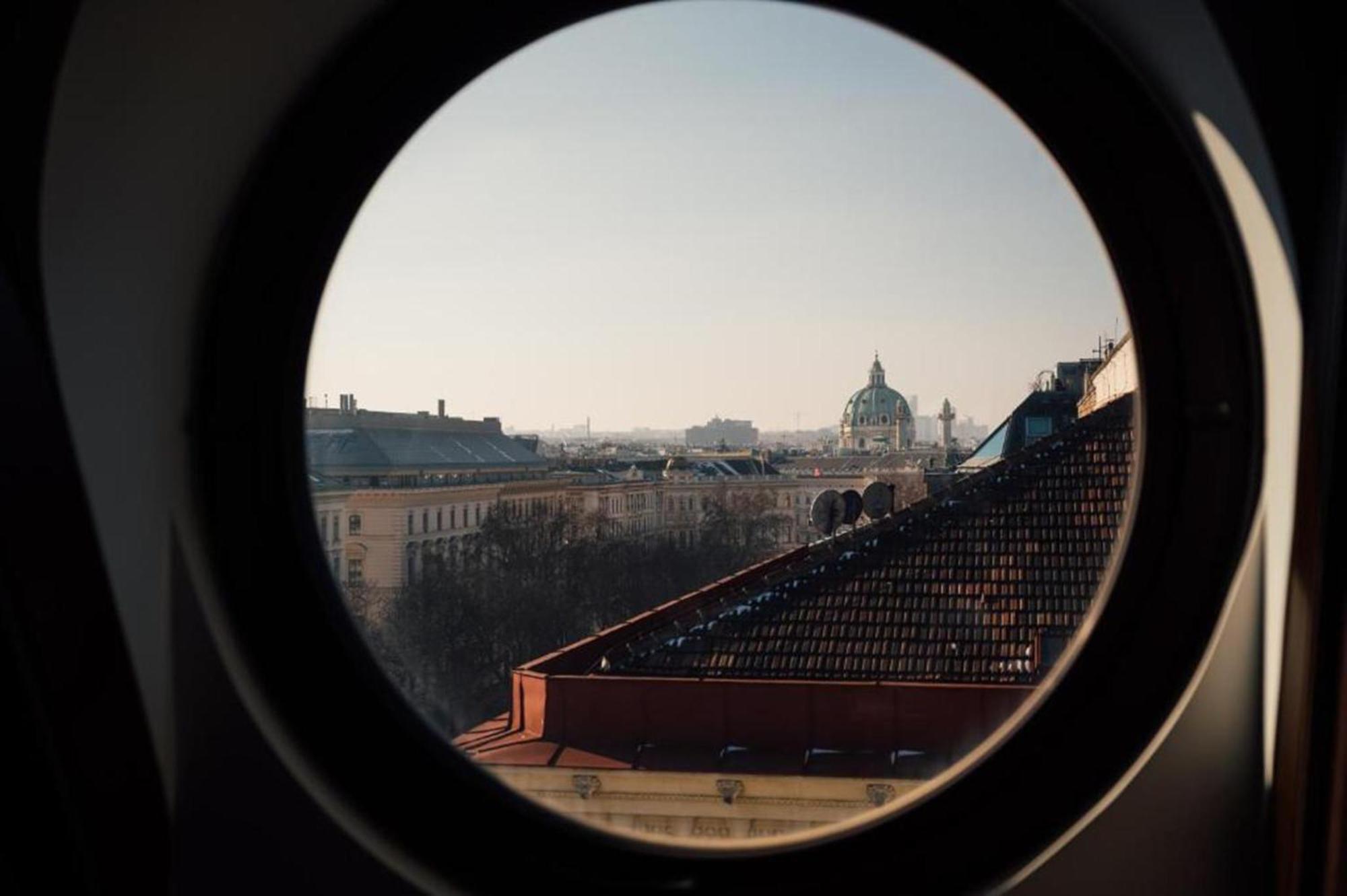 فندق Almanac Palais فيينا المظهر الخارجي الصورة View through a circular window