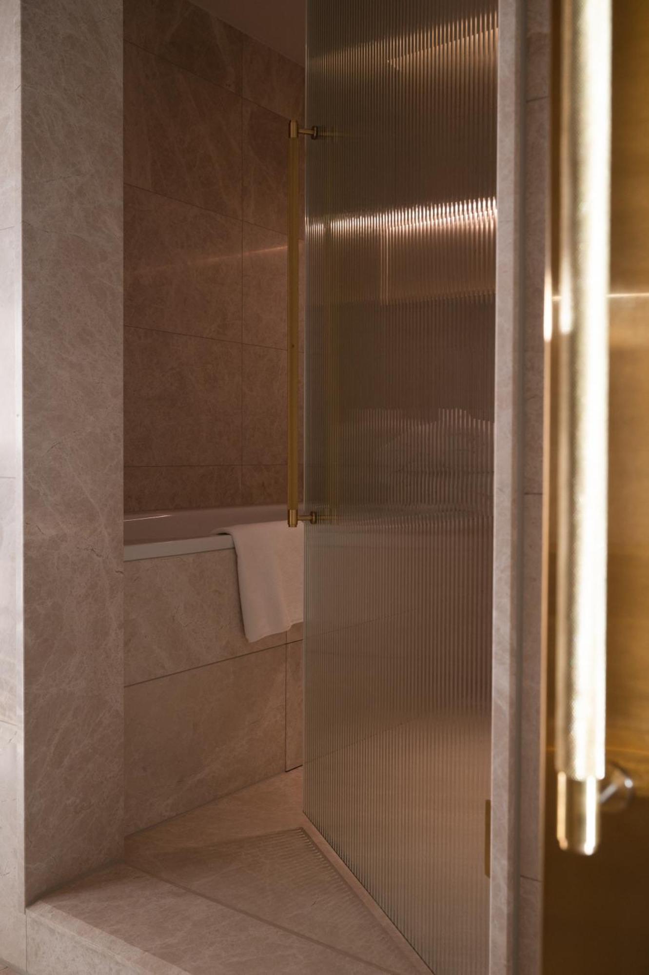 فندق Almanac Palais فيينا الغرفة الصورة A shower door
